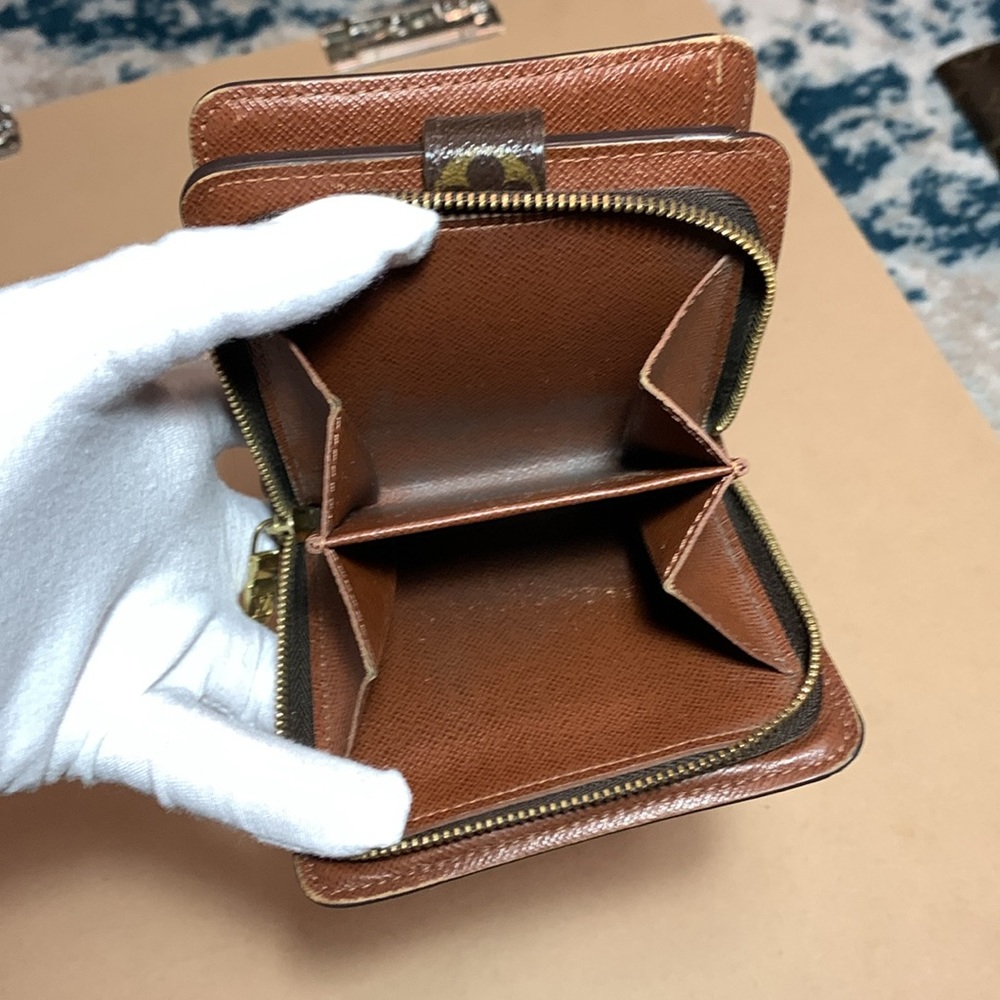 SOLD - Authentic LOUIS VUITTON Compact Zip Bi-Fold Monogram Wallet - Picture 8 of 15